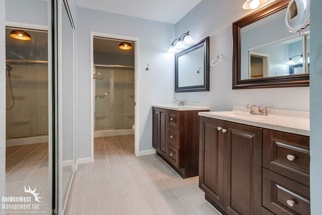 Building Photo - Modern & Spacious 2Bdm 2.5Ba Condo in Cany...