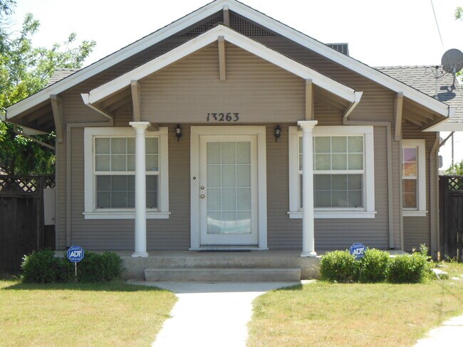 Building Photo - 3 Bedroom / 1 Bath House