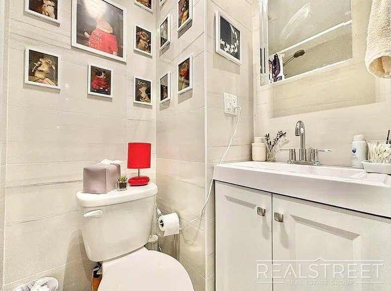 Building Photo - Brand New Gorgeous 1.5 bedroom with Centra...