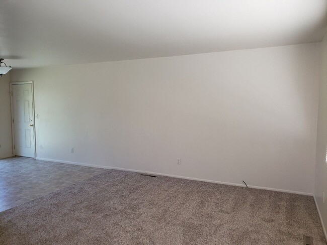 Building Photo - Nice 4 bedroom, 2 bath split level home