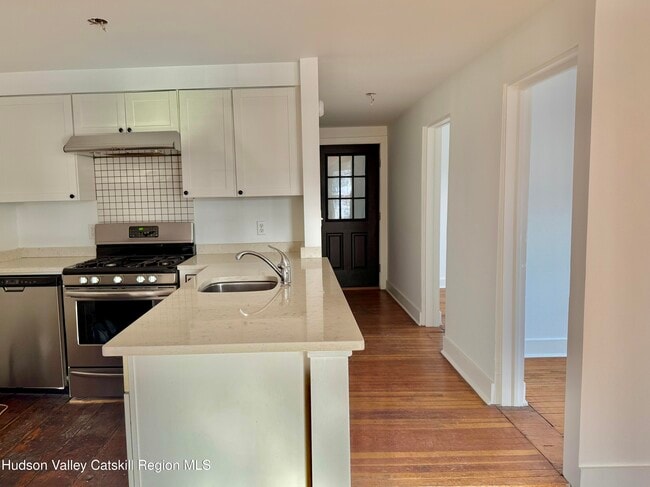 Building Photo - 624 Warren St