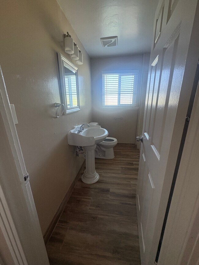 Building Photo - 6832 E Harvey Ave