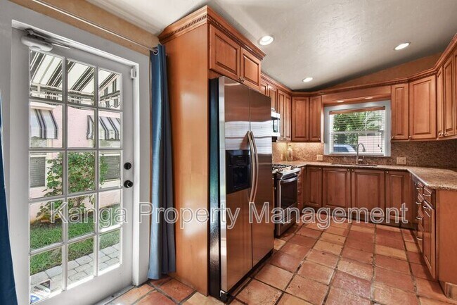 Building Photo - 194 Almeria Rd