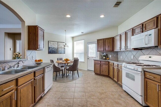 Building Photo - 9907 Valance Way