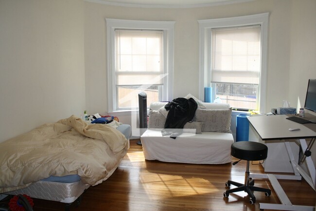Building Photo - Great Brookline 4 Bed Apartment