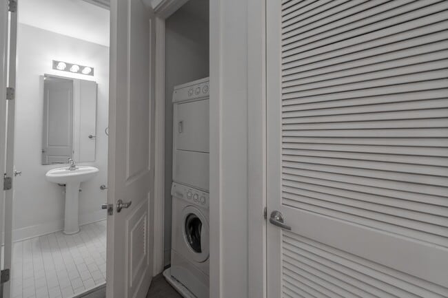 Building Photo - Wonderful 2bd/2bth uptown condo! lots of space in a beautiful building