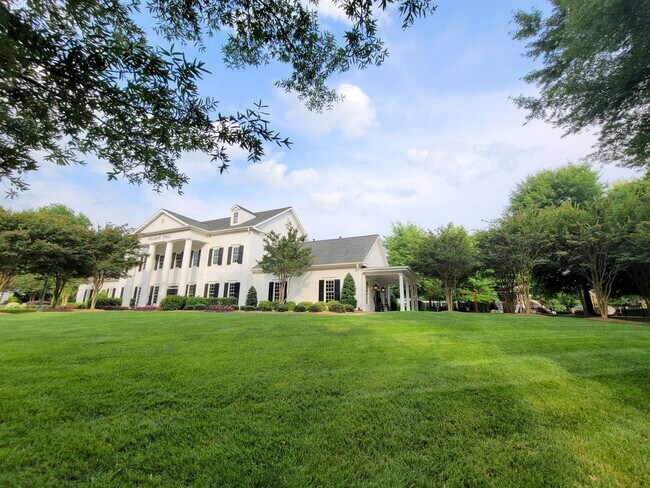 Building Photo - 645 District Ct