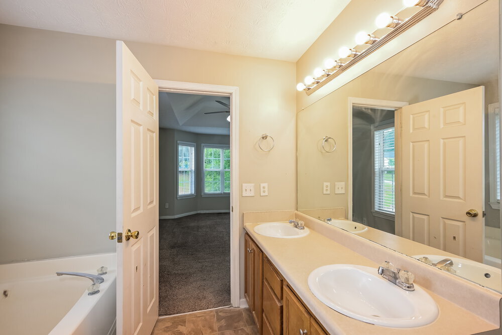 Building Photo - 577 Paradise Cir