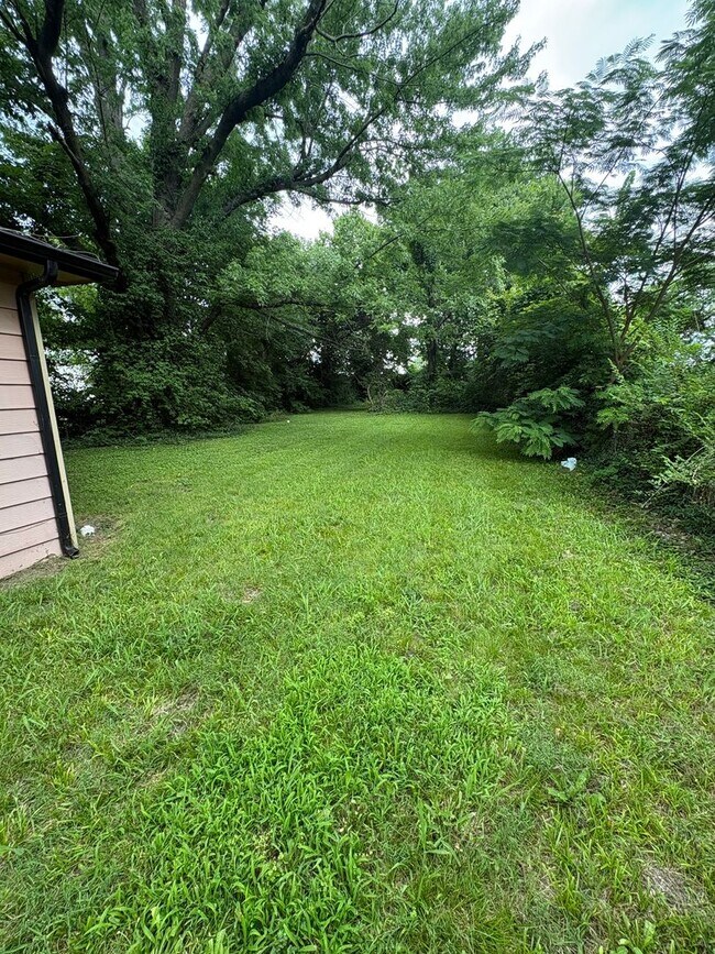 Building Photo - WOW! Look at this property ! You cant beat this price!