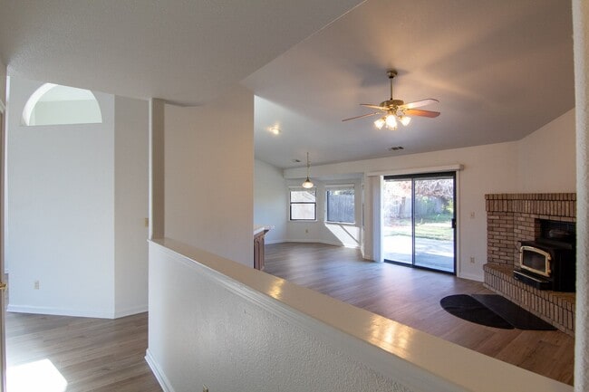Building Photo - Beautiful Home in Country Heights!