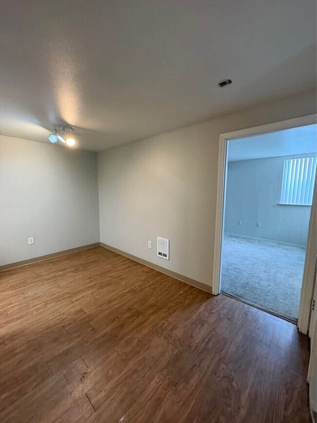 Building Photo - Life Just Got Better Come See For Yourself At Powell Court Apartments!!