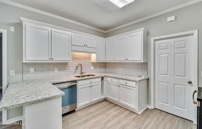 Building Photo - 301 White Oak Dr