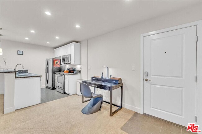 Building Photo - 10982 Roebling Ave