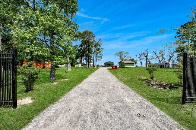 Building Photo - 17111 River Rd