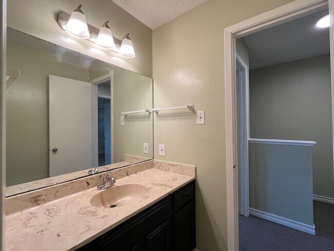 Building Photo - Southside Townhome