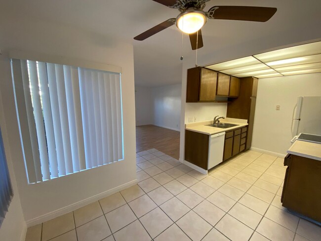 Building Photo - Torrance: 1 Bed 1 Bath Condo - 1 Carport S...