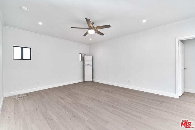 Building Photo - 536 N Oxford Ave