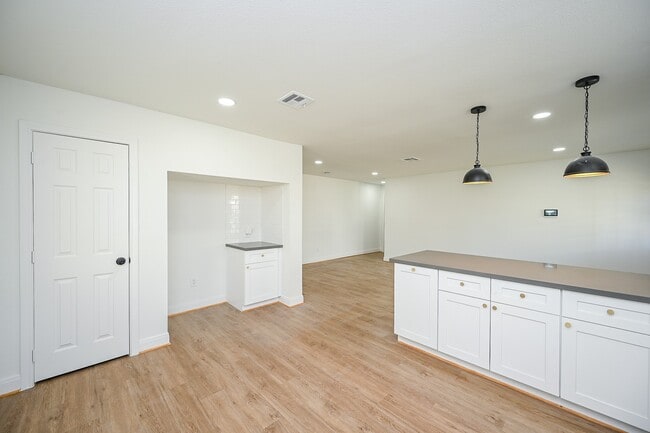 Building Photo - 4710 Hershe St