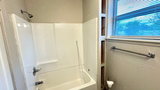 Building Photo - Savanna- Adorable two bedroom, one bath home.