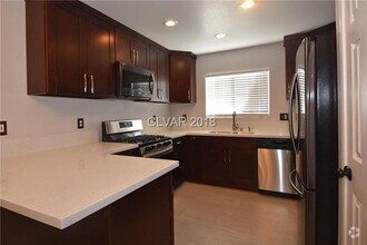 Building Photo - Live In The Heart Of Summerlin 2 Bed 2 Bat...