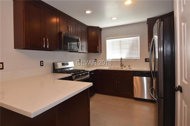 Primary Photo - Live In The Heart Of Summerlin 2 Bed 2 Bat...