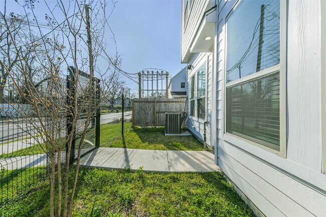 Building Photo - 308 Queen Sude Ln