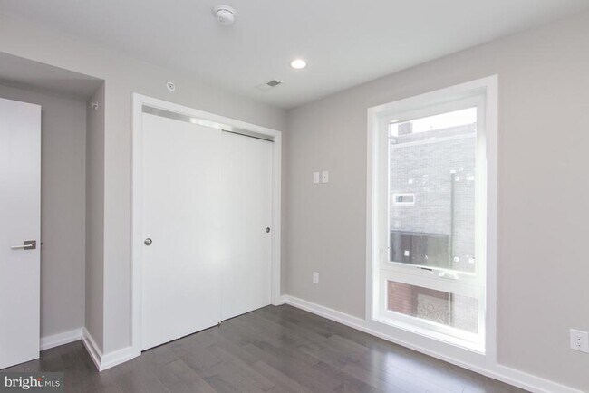 Building Photo - 712 S Sartain St