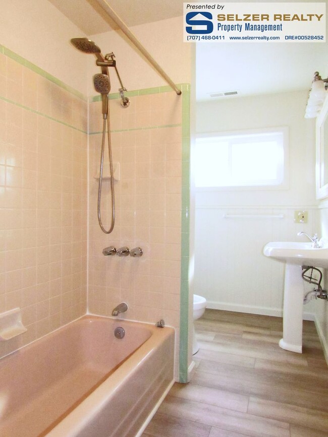 Building Photo - Cozy 3 bd. home on Ukiah's westside!