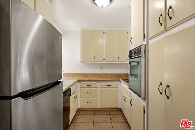 Building Photo - 5625 Windsor Way