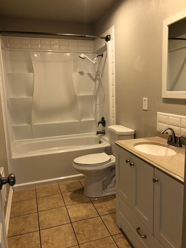 Building Photo - Cozy Home!!