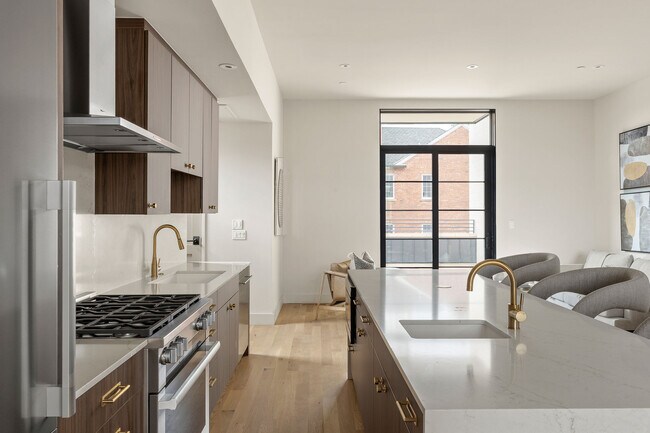 Primary Photo - 1325 N Dewey Ave