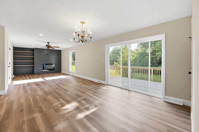 Building Photo - 1104 Falcon Dr