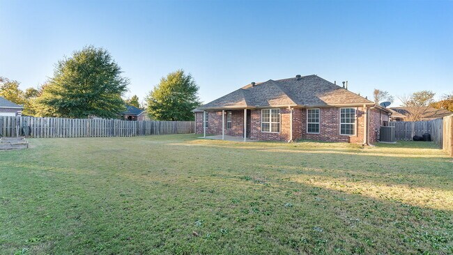 Building Photo - Charming 4-Bedroom Fayetteville Retreat with Granite Accents & Warm Fireplace!