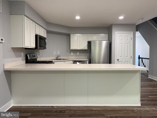Building Photo - 404 Dylan Dr