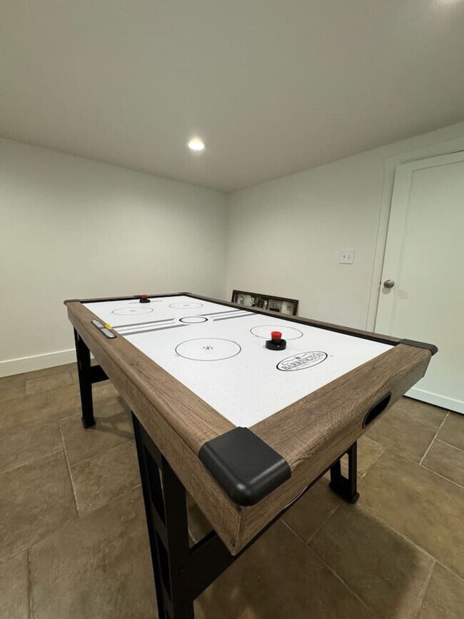 Building Photo - 3076 Melbourne St