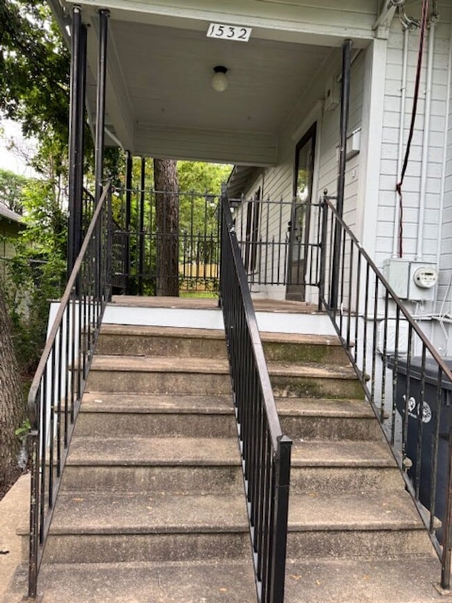Building Photo - 1532 McKenzie Ave