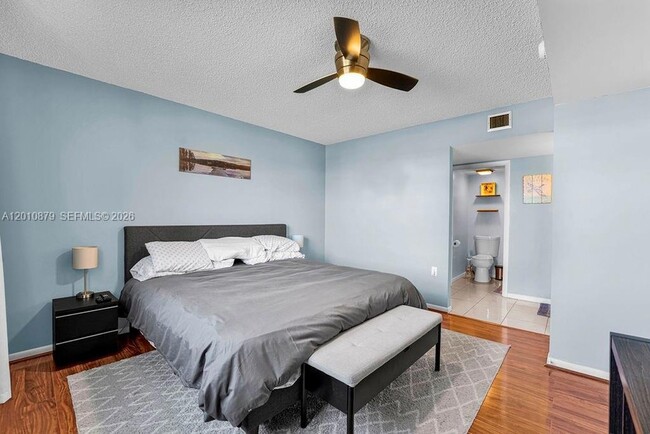 Building Photo - 6049 Balboa Cir