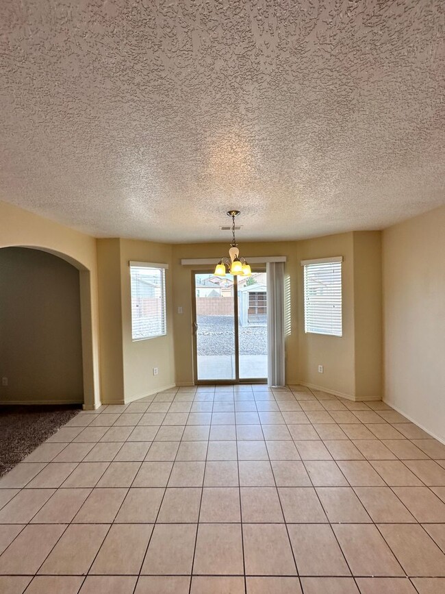 Building Photo - 3 bed 2.5 Bath in Huning Ranch