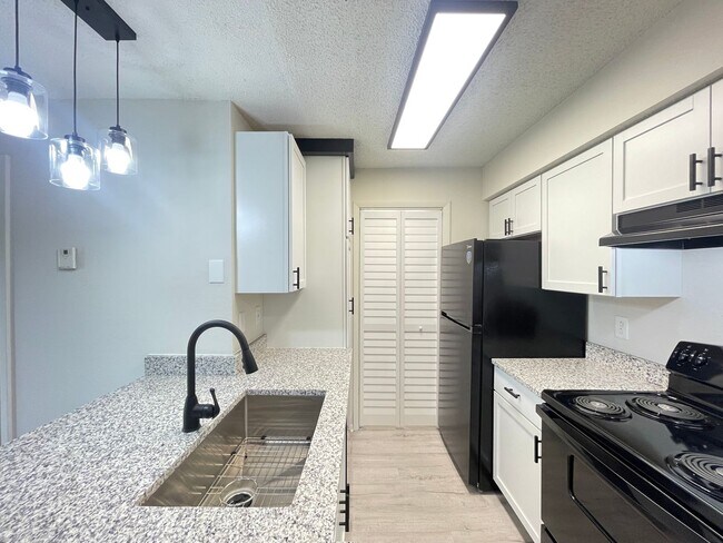 Building Photo - Fully Renovated 1-Bedroom, 1-Bath Condo in Gated Community – Available Now!