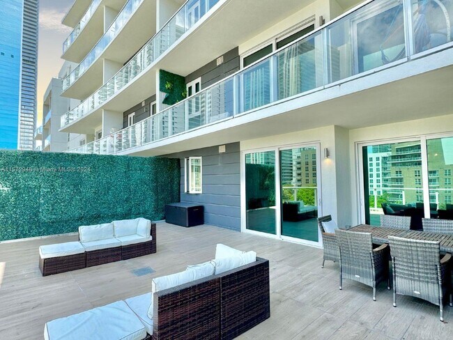 Building Photo - 321 NE 26th St