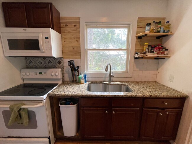 Building Photo - Big and Beautiful House with attached 1br ...
