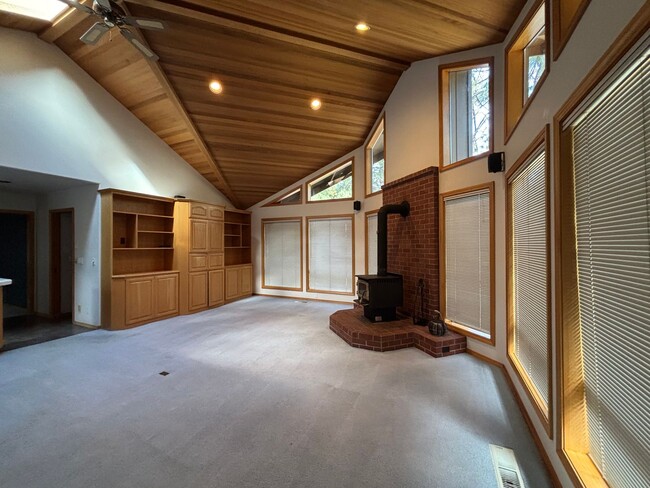 Building Photo - Stunning 3 Bed/ 2.5-Bath Home on the River...