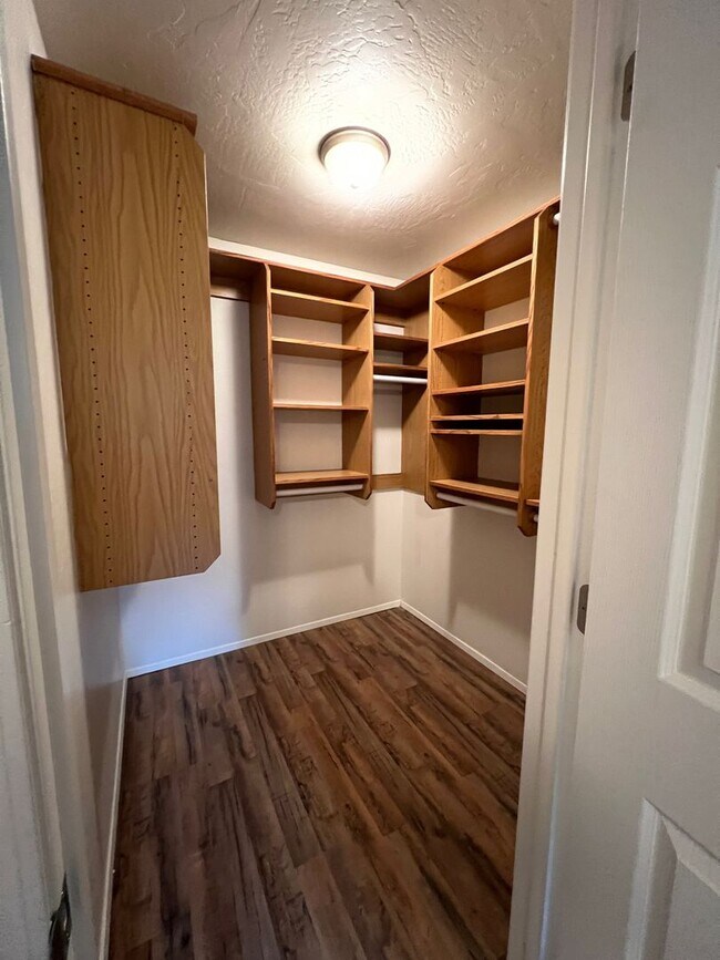 Building Photo - 2 Bedroom Condo in Lake Oswego