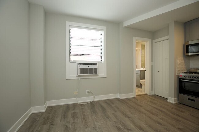 Building Photo - 508 W Belmont Ave