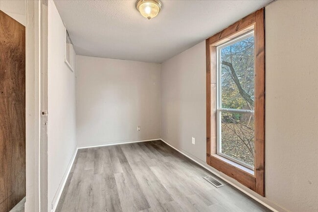 Building Photo - 913 S Hoff Ave