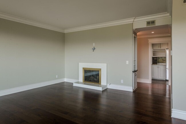 Building Photo - Gorgeous 2 Bed / 2 Bath Top Floor Condo wi...