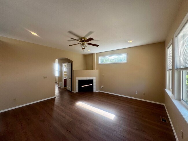 Building Photo - Charming 4 Bedroom close to Patty Jewett Golf Course