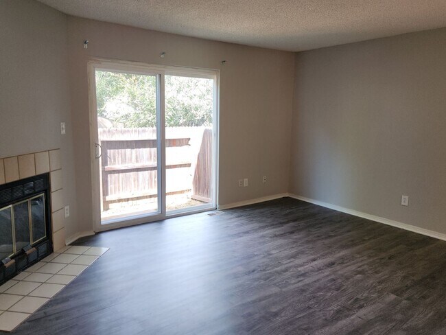 Building Photo - Fantastic Condo at Lexington Village!