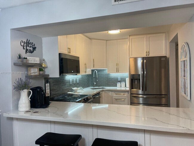 Building Photo - 3701 N Country Club Dr