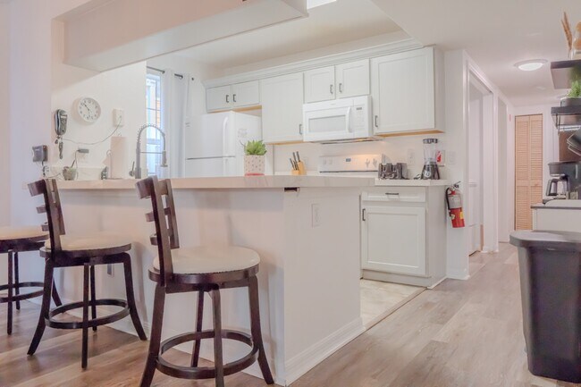 Building Photo - Charming 3BR Fully Furnished Apartment in ...